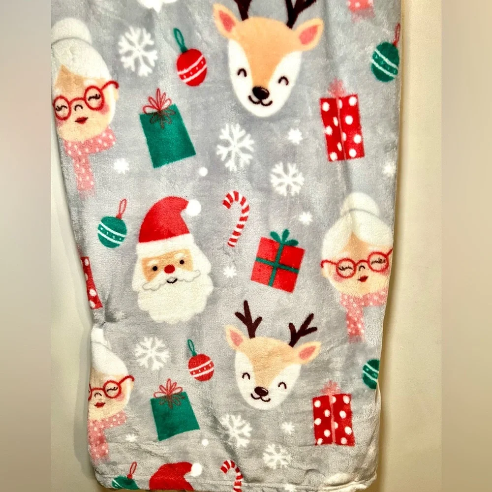 Mrs. Claus Santa & Reindeer Decorative Christmas Throw Blanket Gifts Smowflakes